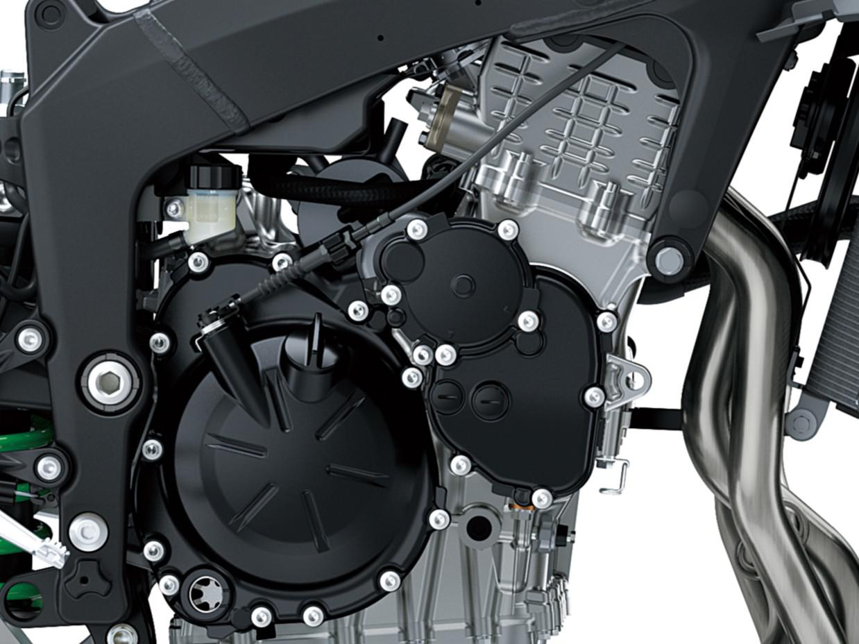 L’avantage 636 : moteur 4 cylindres en ligne de 636 cm³, 4 temps, refroidi par liquide